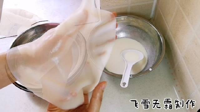 超详细的凉皮制作过程将面粉150克...